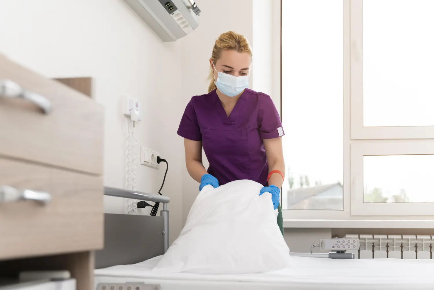 In Guten Händen - Krankenschwester macht das Bett