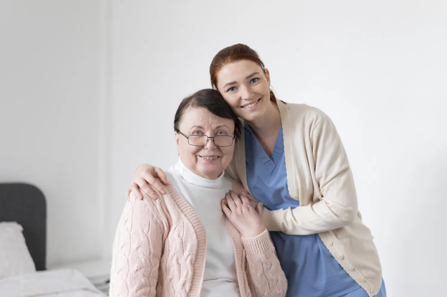In Guten Händen - Krankenschwester umarmt alte Frau